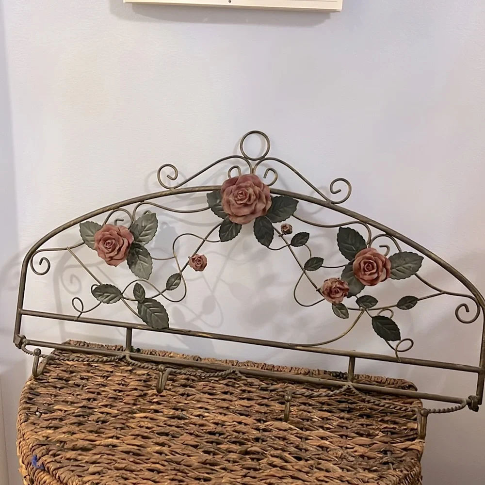 Floral Metal Wall Rack with Hooks